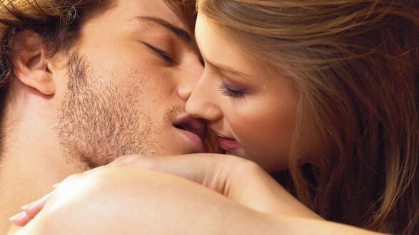 Une femme embrasse un homme avec des stimulants sexuels