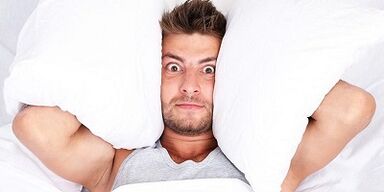 Décharge chez les hommes lorsqu'il se tenait avec enthousiasme aux normes et à la pathologie